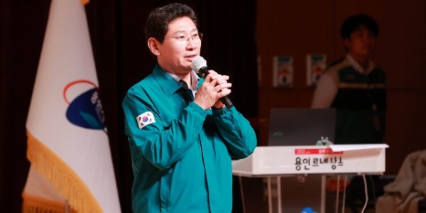 7-1. 1일 시청 에이스홀에서 진행된 민방위 훈련과 병행한 소방 훈련에 참석한 이상일 용인특레시장이 훈련 강평을 하고 있다..JPG