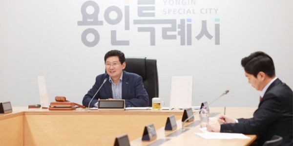 9-2. 이상일 전국대도시시장협의회장이 1일 용인특례시청 영상회의실에서 진행된 제3차 정기회의에서 인사말을 하고 있다.jpg