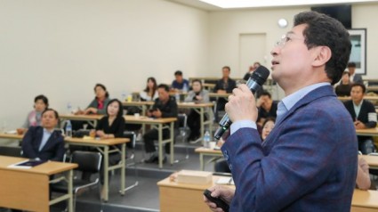 3-2. 이상일 용인특례시장이 지난 1일 칼빈대에서 특강을 했다..jpg