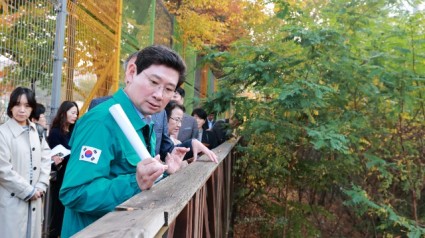 12-1. 이상일 용인특례시장이 지난 2일 수지 지역 5개 초·중·고교를 방문해 통학· 교육환경을 점검하였다..JPG