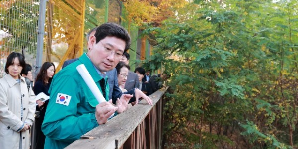 12-1. 이상일 용인특례시장이 지난 2일 수지 지역 5개 초·중·고교를 방문해 통학· 교육환경을 점검하였다..JPG