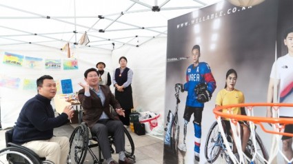 4-1. 이상일 용인특례시장이 지난 4일 열린 _제7회 사회적경제 한마당_에서 휠체어 농구를 체험하고 있다..jpg