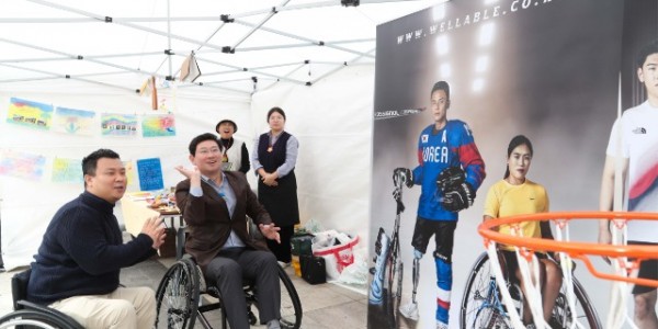 4-1. 이상일 용인특례시장이 지난 4일 열린 _제7회 사회적경제 한마당_에서 휠체어 농구를 체험하고 있다..jpg