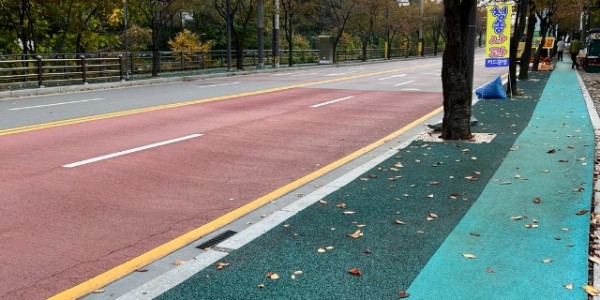 5-1. 수지구가 연말까지 동천초 일원 보도를 재포장할 예정이다. 1-1. 수지구가 연말까지 동천초 일원 보도를 재포장할 예정이다..jpg