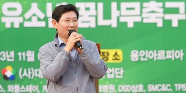 6-1. 이상일 용인특례시장이 지난 4일 _2023 대한스포츠지원단장배 유소년 꿈나무 축구대회_에 참석해 참가한 선수들을 응원했다..jpg