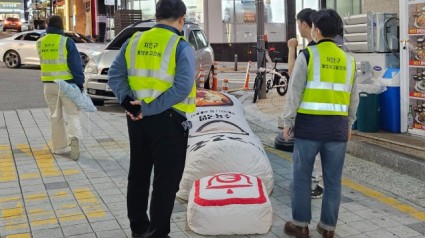 7. 처인구가 마평동과 역북동에서 지난 2일 불법 옥외광고물 야간 단속을 진행했다.jpeg