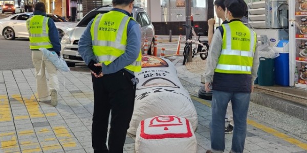 7. 처인구가 마평동과 역북동에서 지난 2일 불법 옥외광고물 야간 단속을 진행했다.jpeg