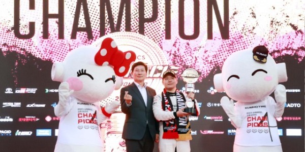 1-1. 이상일 용인특례시장(왼쪽)이 _2023 CJ대한통운 슈퍼레이스_ _슈퍼 6000 클래스_ 종합우승자 이찬준(오른쪽) 선수에게 트로피를 수여했다..jpg