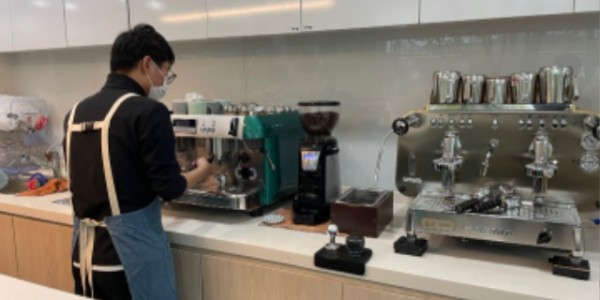 3. 용인특례시가 2024년 장애인일자리사업 참여자를 모집한다. 장애인일자리 참여자가 근무하고 있는 모습..jpg