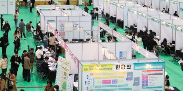 2-1. 8일 단국대 죽전캠퍼스 체육관에서 열린 2023 용인특례시 하반기 일자리박람회 청년 JOB FAIR에 구직자 600여명이 몰렸다.jpg