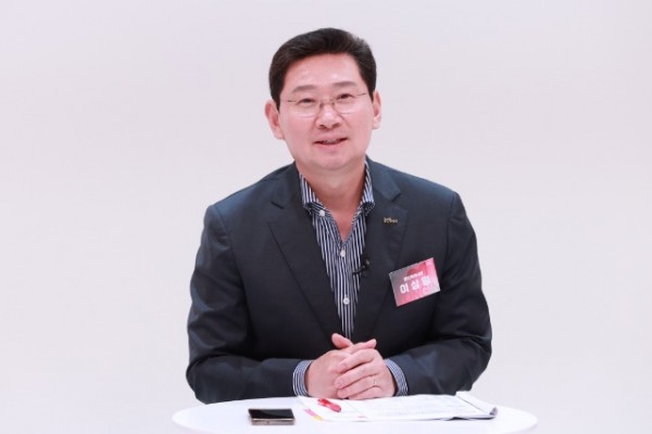 5-1. 이상일 용인특례시장은 지난 7일 동백동 용인미디어센터에서 시민과의 대화를 열고 시민 질문에 답하는 형식으로 주요 현안에 답변하는 형식으로 패널들과 의견을 나눴다..jpg