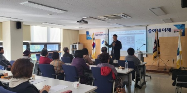 6. 지난 9일 성복동 주민자치위원회가 개최한 상속세와 증여세 이해 특강에 주민 30여명이 참여했다.jpg