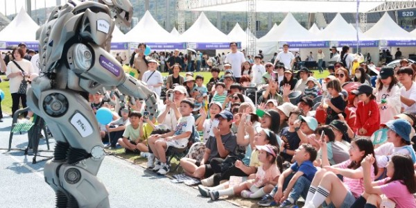 4-2. 시민들이 9월 23_24일 제23회 용인 사이버 과학 축제에 등장한 로봇 타이탄을 보며 관람하고 있다.JPG