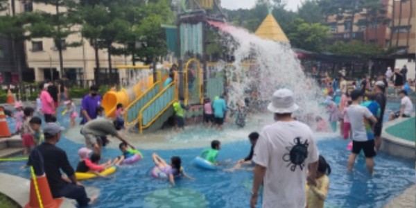 3. 용인특례시가 동백호수공원·내꽃근린공원에 어린이 물놀이터를 설치한다. 사진은 물내음어린이공원에 설치된 물놀이터..jpg