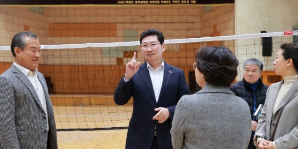 8-1. 지난 13일 이상일 용인특례시장이 포곡중학교 체육관을 방문해 지원이 필요한 부분을 확인하고 있다..jpg