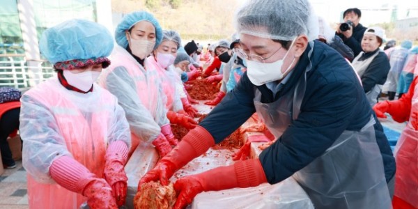 9-2. 이상일 용인특례시장이 14일 시청 광장에서 열린 사랑나눔 김장축제에서 봉사자들과 김장을 함께 담갔다.jpg