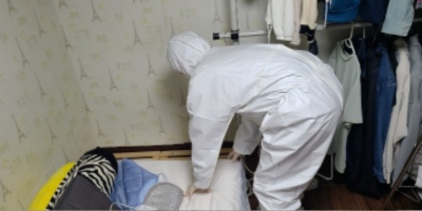 (사진수정)1-1. 보건소 직원이 빈대 의심 신고가 들어온 한 가정을 방문해 현장 점검을 하고 있는 모습.jpg