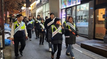 6. 처인구가 16일 용인동부경찰서, 청소년지도위원들과 함께 청소년 유해환경 단속을 위한 합동점검을 진행했다..JPG