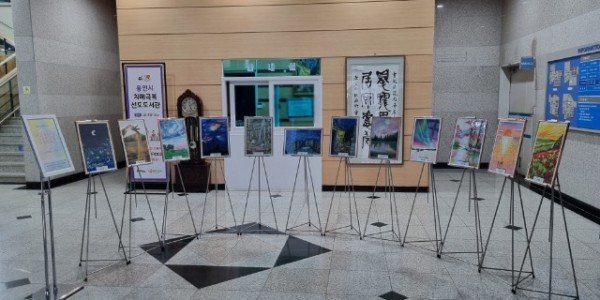 2. 포곡도서관 로비에 전시된 예술동아리 _Art For_ 회원들의 작품.jpg