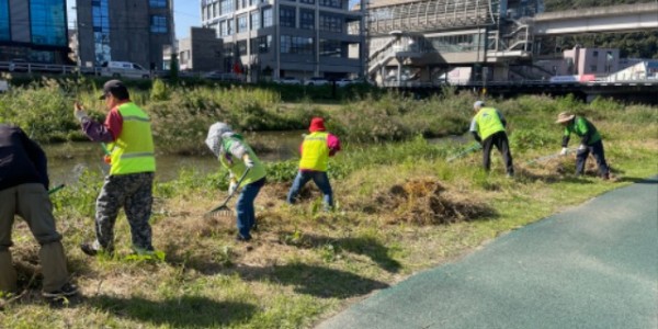 3. 경안천 제초 작업 현장 모습.jpg