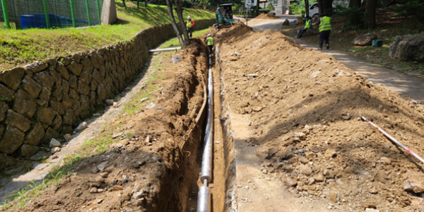 3. 보온재를 감싸 시공 중인 급수도배관의 모습.png