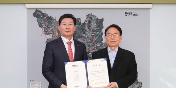 2. 이상일 용인특례시장이 20일 석재왕 교수를 용인시 안전관리민관협력위원으로 위촉했다.jpg