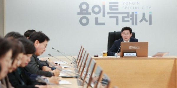 7-1. 20일 열린 용인특례시 간부회의에 참석한 이상일 용인특례시장.jpg