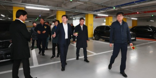 8. 이상일 용인특례시장이 지난 11월13일 개장한 포곡읍 둔전 공영주차장을 둘러보고 있다..jpg