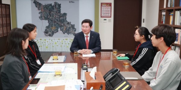 1. 이상일 용인특례시장이 꿈이룸 학생기자단과 가진 인터뷰에서 자신의 생각을 전달했다..jpg