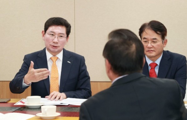 10-1. 이상일 용인특례시장이 23일 세종시에서 우동기 지방시대위원장을 만나 특례시 권한 확보를 위해 적극 지원해달라고 요청하고 있다.jpg