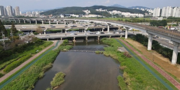 2. 용인특례시가 자전거이용 활성화대회서 우수상을 받았다. 사진은 경안천 자전거도로 모습.JPG