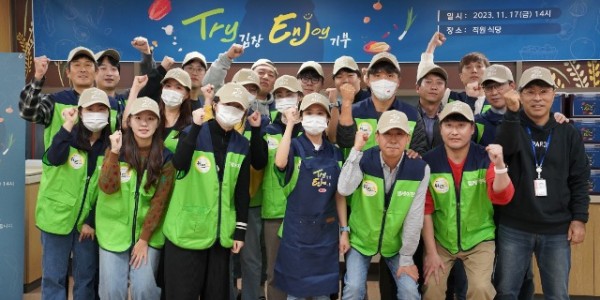 (주)엠케이전자 임직원들이 지난 20일 포곡읍에 김장김치를 전달했다..JPG