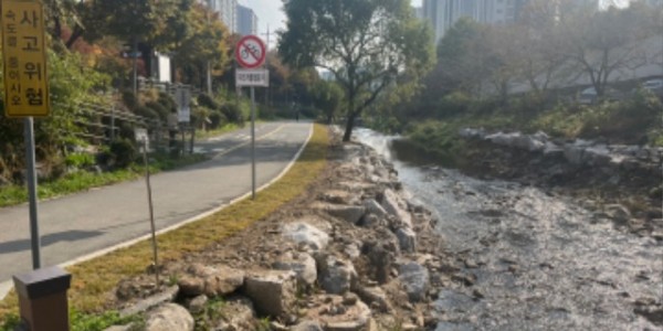 6. 용인특례시 수지구가 성복천 산책로를 복구했다.jpg
