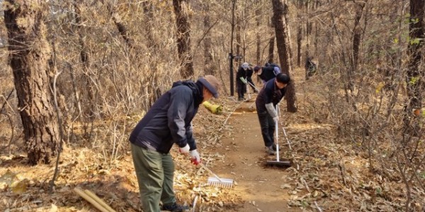 10. 용인특례시가 잘못 시공된 어싱길에 대해 재시공 작업을 하고있다..jpeg