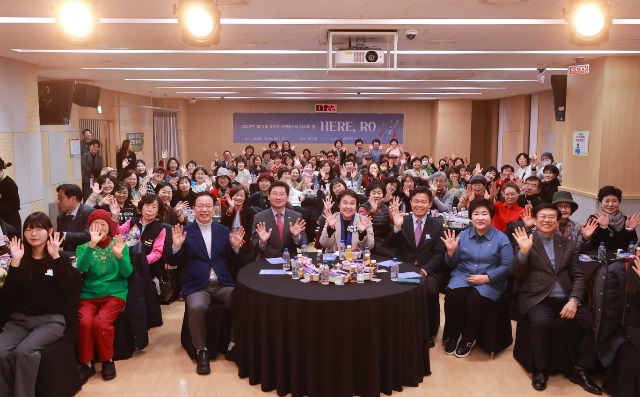 4-2. 이상일 용인특례시장이 30일 수지노인복지관 자원봉사자 후원자 감사의 밤 행사 참석자들과 함께 기념촬영을 하고 있는 모습.jpg