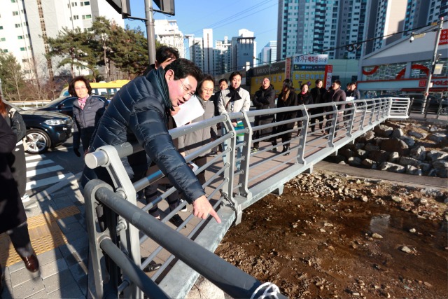 10-3. 이상일 용인특례시장이 30일 동천동 고기로 45번길 일원 하손곡교 교량 하부 정비 상황을 살펴보고 있다..jpg