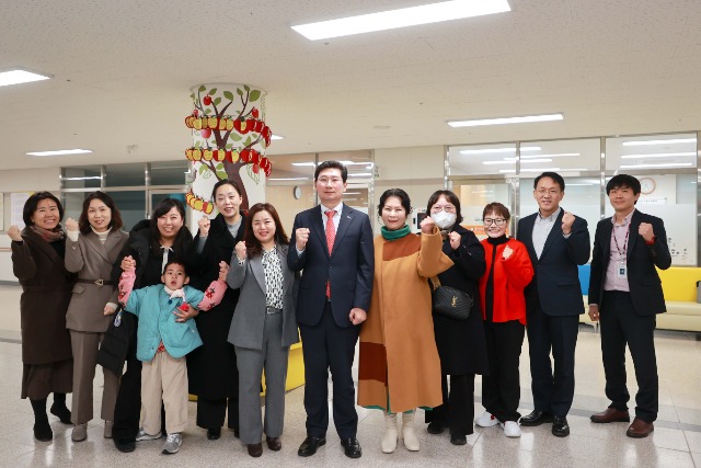 3-1. 이상일 용인특례시장이 지난 1일 다움학교를 방문해 교장과 용인교육지원청 관계자, 학부모를 만나 의견을 나눴다..JPG