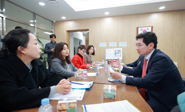 3-2. 이상일 용인특례시장이 지난 1일 다움학교를 방문해 교장과 용인교육지원청 관계자, 학부모를 만나 의견을 나눴다..JPG