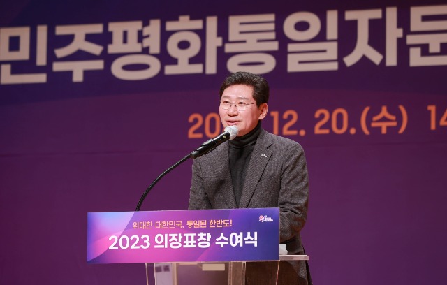 14. 이상일 용인특례시장이 20일 민주평통 경기지역회의 의장 표창 수여식에서 인사말을 하고 있다.JPG