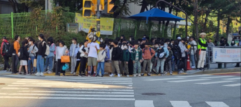 3-2. 상현초등학교 앞 좁은 횡단보도 대기공간의 학생들.jpg