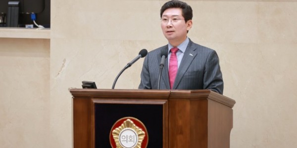 1-1. 이상일 용인특례시장이 지난달 30일 제277회 용인시의회(정례회) 제3차 본회의에서 시정연설을 하고 있다.JPG