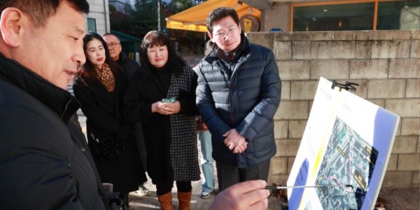 10-1. 이상일 용인특례시장이 30일 동천동 주민들과 함께 구 농협사거리 전신주 지중화 사업에 대한 시 관계자의 설명을 듣고 있다..jpg