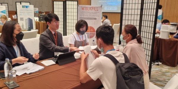 3-1. (주)아이젤 대표단이 태국 바이어와 수출 상담을 하고 있다..jpg