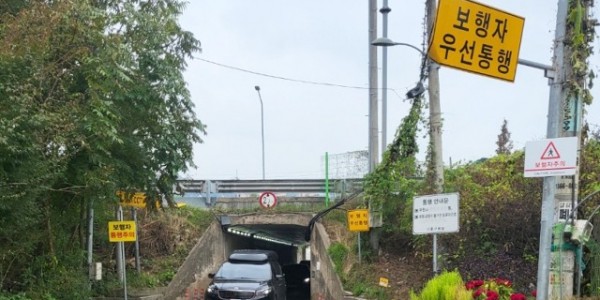 4. 용인특례시가 통로박스 안전을 보강하기 위해 보행자 안내 표지판을 설치했다.jpg