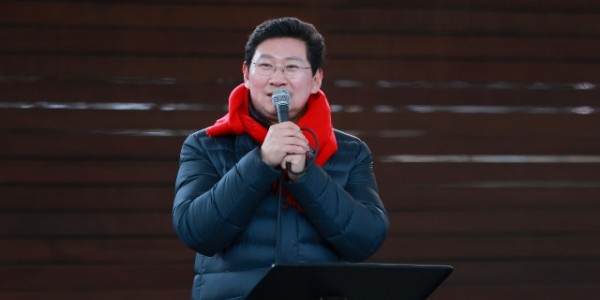 1-1. 이상일 용인특례시장이 3일 시청 앞에서 열린 크리스마스트리 점등식에서 인사말을 하고 있다.JPG