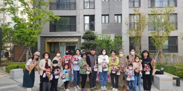 4-1. 용인특례시의 공동주택 텃밭지원사업에 참여한 초당마을 3단지 입주민들이 기념촬영을 하고 있다.jpg