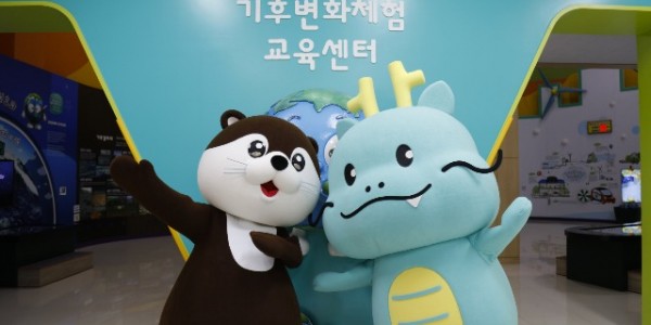 2. 용인시 공식 캐릭터 조아용과 삼성전자 ESG 마스코트 달수가 환경보호 콘텐츠 촬영을 위해 기후변화체험교육센터에서 만났다..JPG