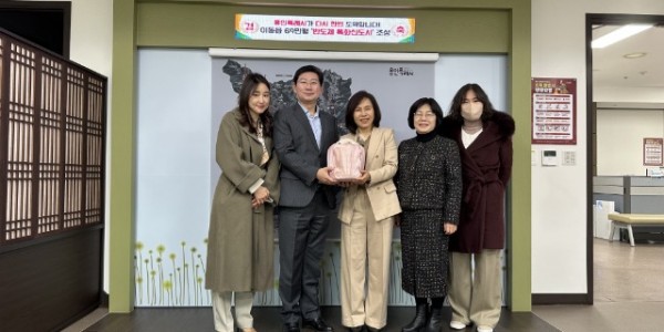 3. 김희정 용인교육지원청 교육장이 지난 4일 이상일 시장을 방문해 대학수학능력시험이 안전하게 진행될 수 있도록 지원한 것에 대해 감사의 뜻을 표했다..jpg