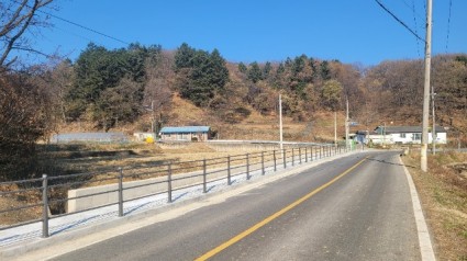 6. 용인특례시가 처인구 양지면 정수리 마을길에 인도를 설치했다.jpg