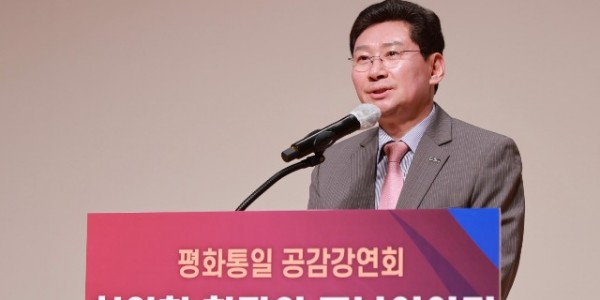 4-1. 이상일 용인특례시장이 11일 민주평통 공감 강연회 _그날의 이야기_ 안보특강에서 인사말을 하고 있다.JPG